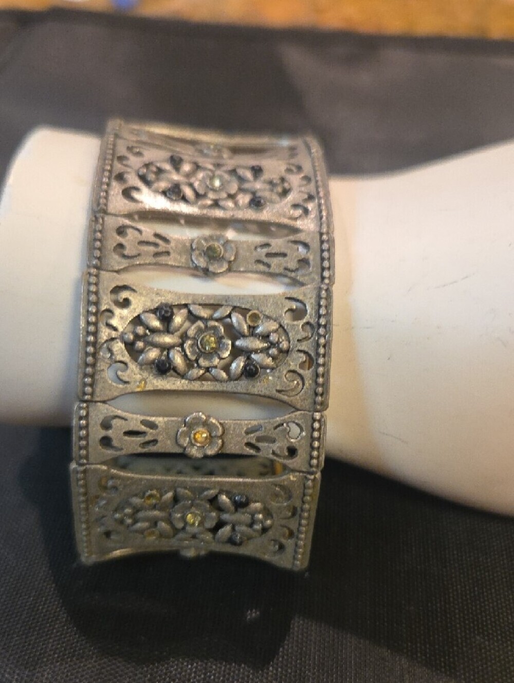 Vintage-Inspired Silver Floral Stretch Bracelet - Women's Jewelry - Picture 2 of 3